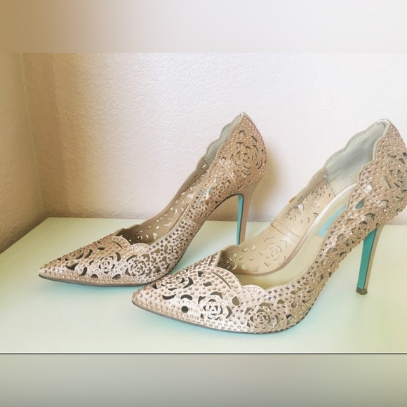 BETSEY JOHNSON Elsa Rose Gold Rhinestone bridal heels: Size 7 - Picture 2 of 12